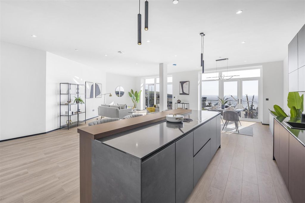 Property photo 3 of 24 13-A7406572.Jpg