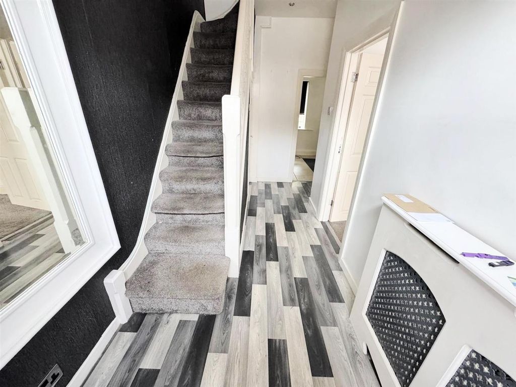 Property photo 2 of 11 Entrance Hall