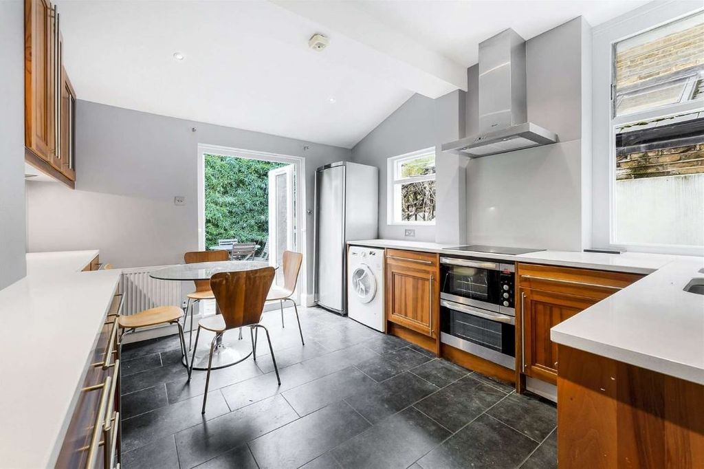 Property photo 3 of 6 Kitchen