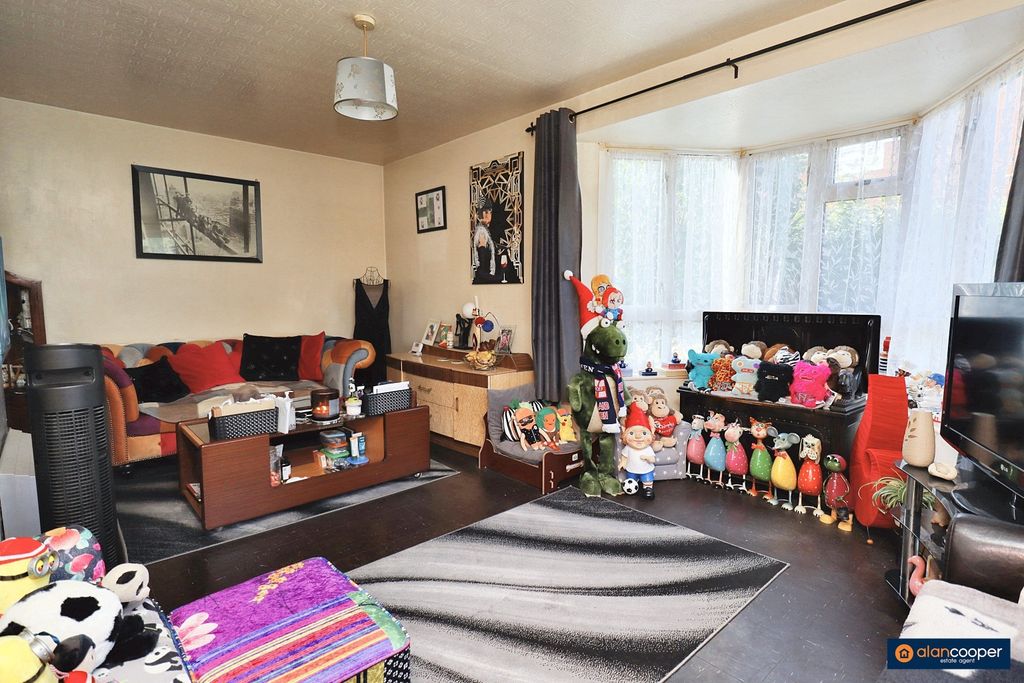 Property photo 2 of 19 4385744