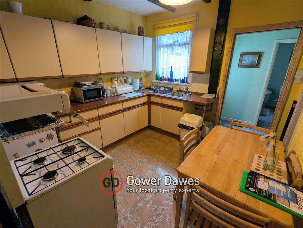 Property photo 2 of 9 Kitchen