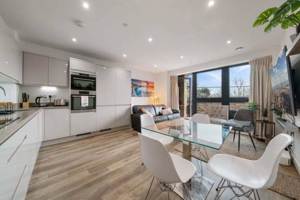 Property photo 2 of 12 Flat 3, 12 Osiers Road Sw18 1Ux-8.Jpg