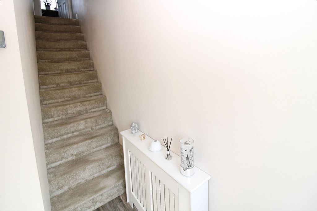 Property photo 2 of 23 Entrance Hall