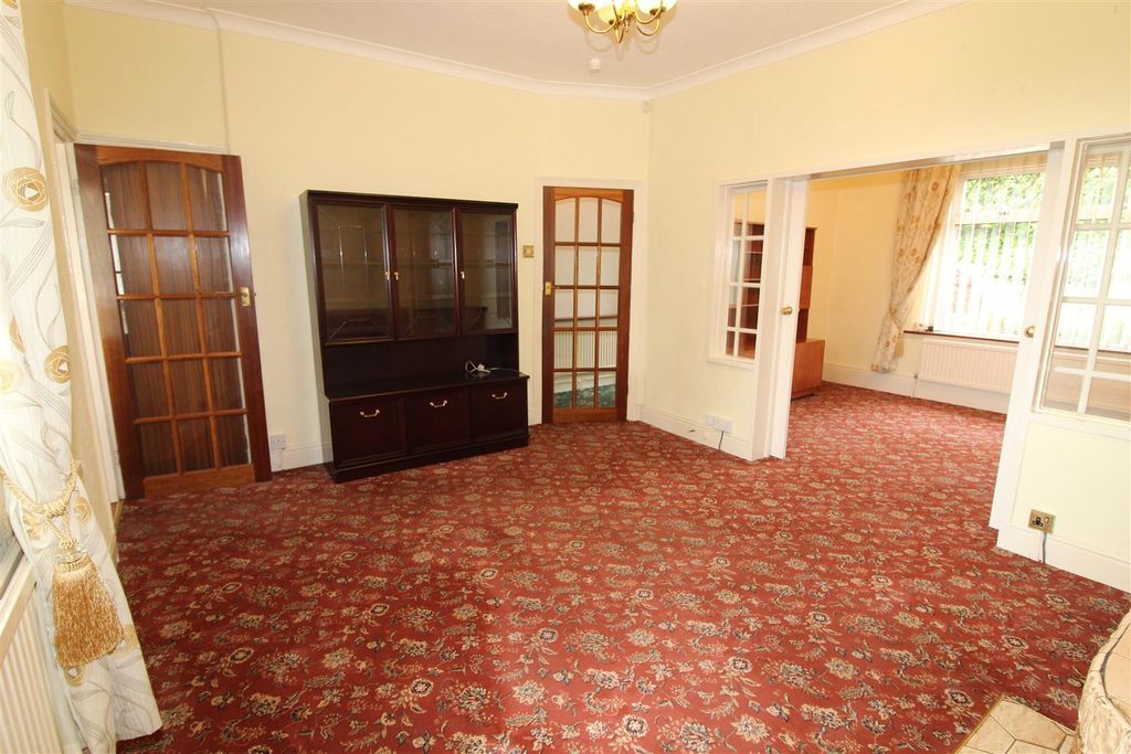 Property photo 3 of 34 Lounge