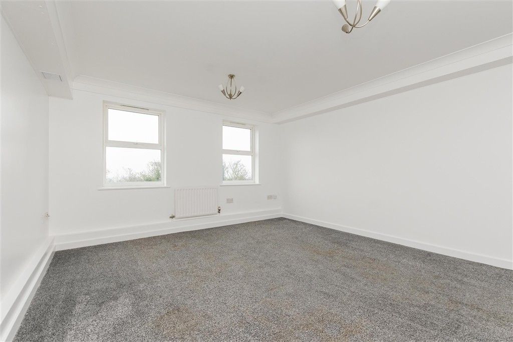 Property photo 3 of 6 Lounge