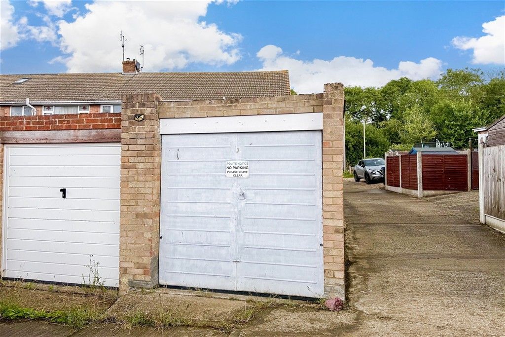 Property photo 1 of 4 Garage