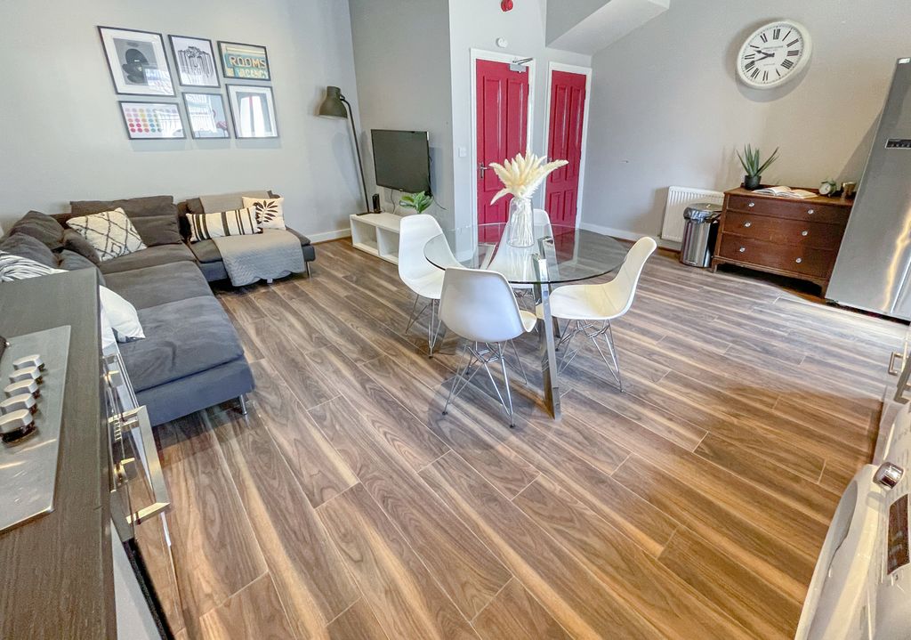 Property photo 2 of 15 4 Esher Road12