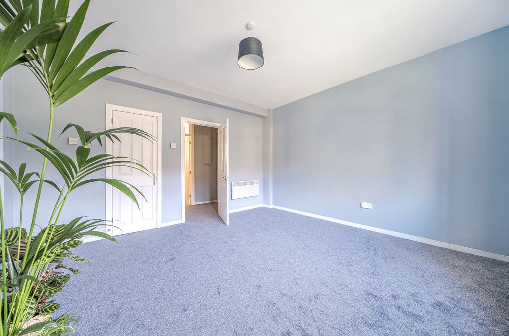 Property photo 2 of 17 1363797-9-68E774A...