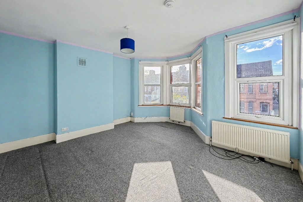 Property photo 2 of 9 2B Woodside Gardens, Tottenham, London N17 6Uy