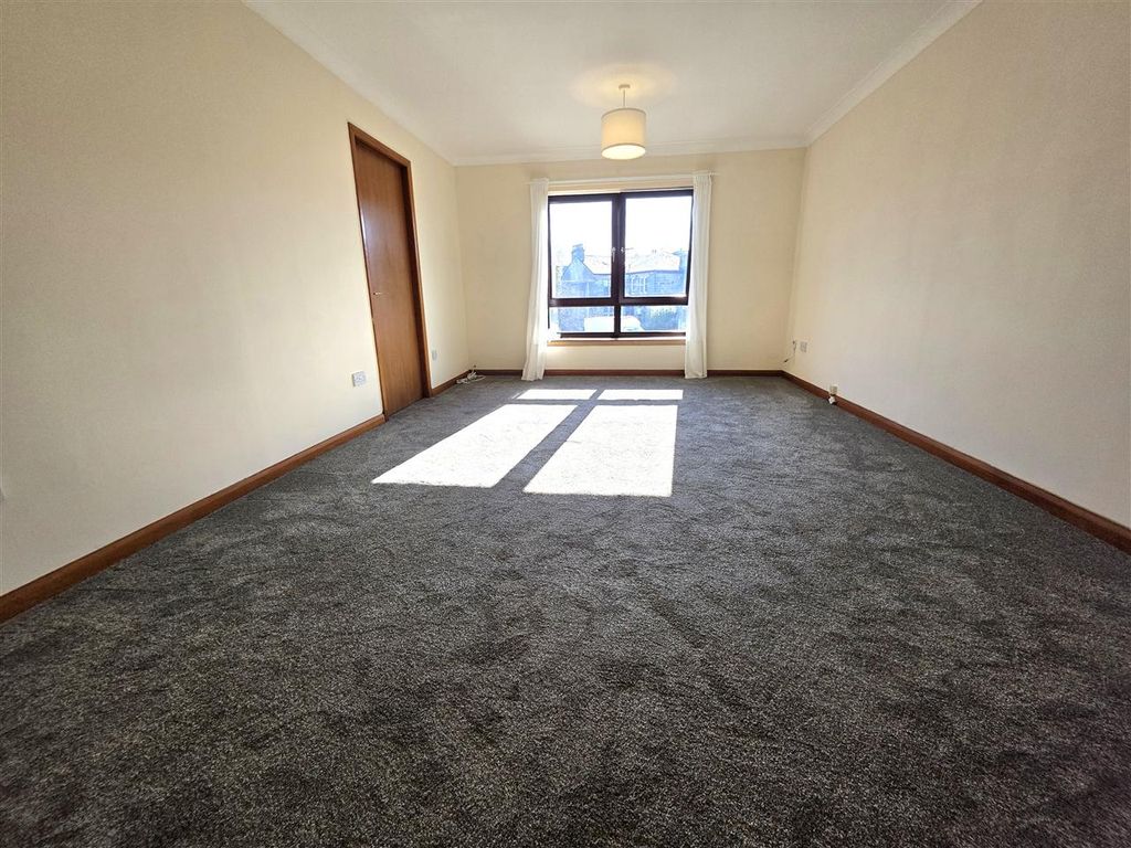 Property photo 2 of 13 Lounge