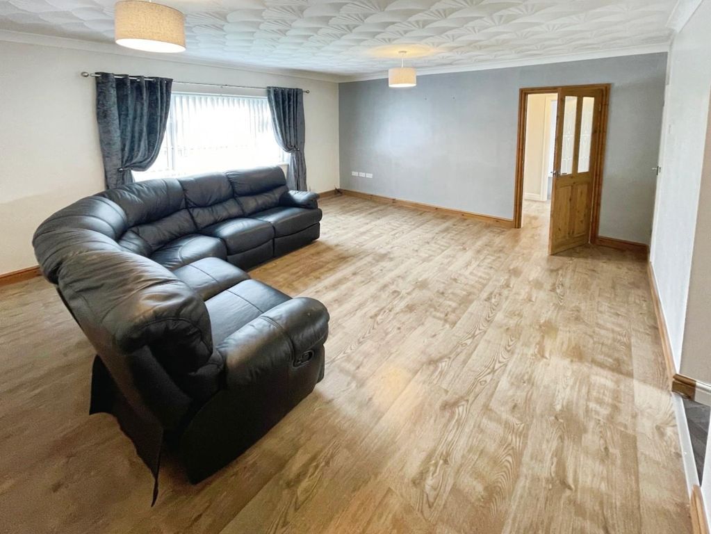 Property photo 3 of 17 Lounge