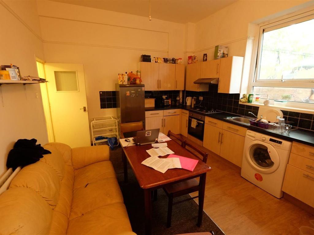 Property photo 3 of 17 Kitchen/Lounge