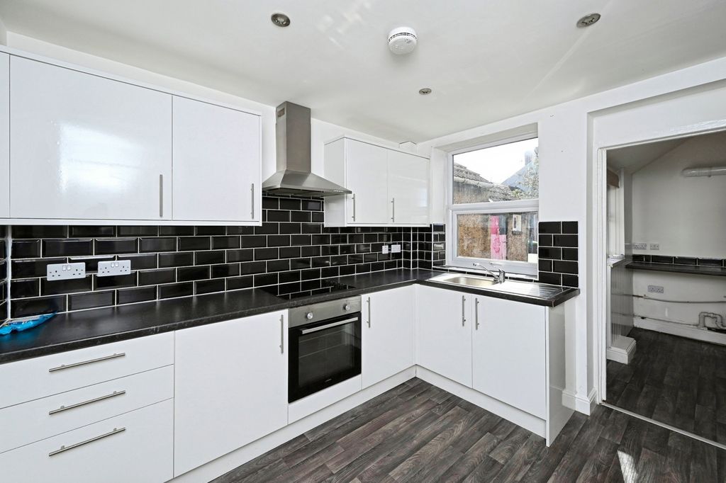 Property photo 3 of 17 Kitchen