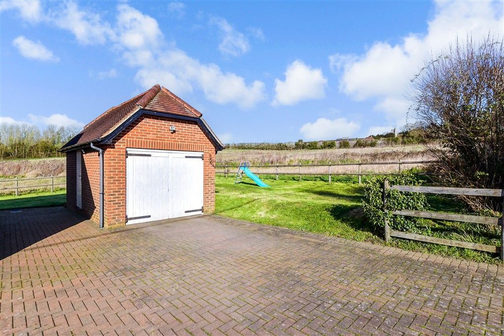 Property photo 3 of 9 Driveway/Parking