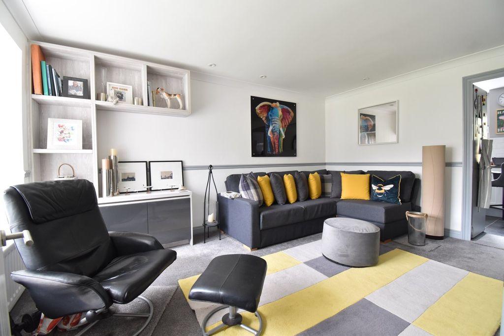 Property photo 3 of 11