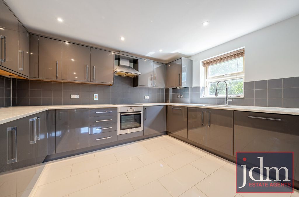 Property photo 3 of 8 Kitchen