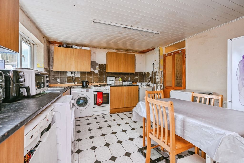 Property photo 2 of 8 Kitchen