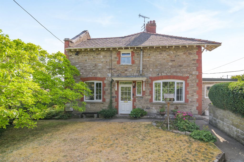 Property photo 2 of 27