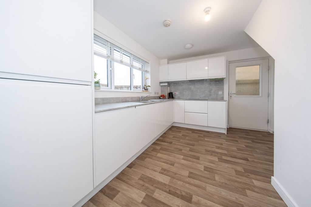 Property photo 3 of 19 Kitchen