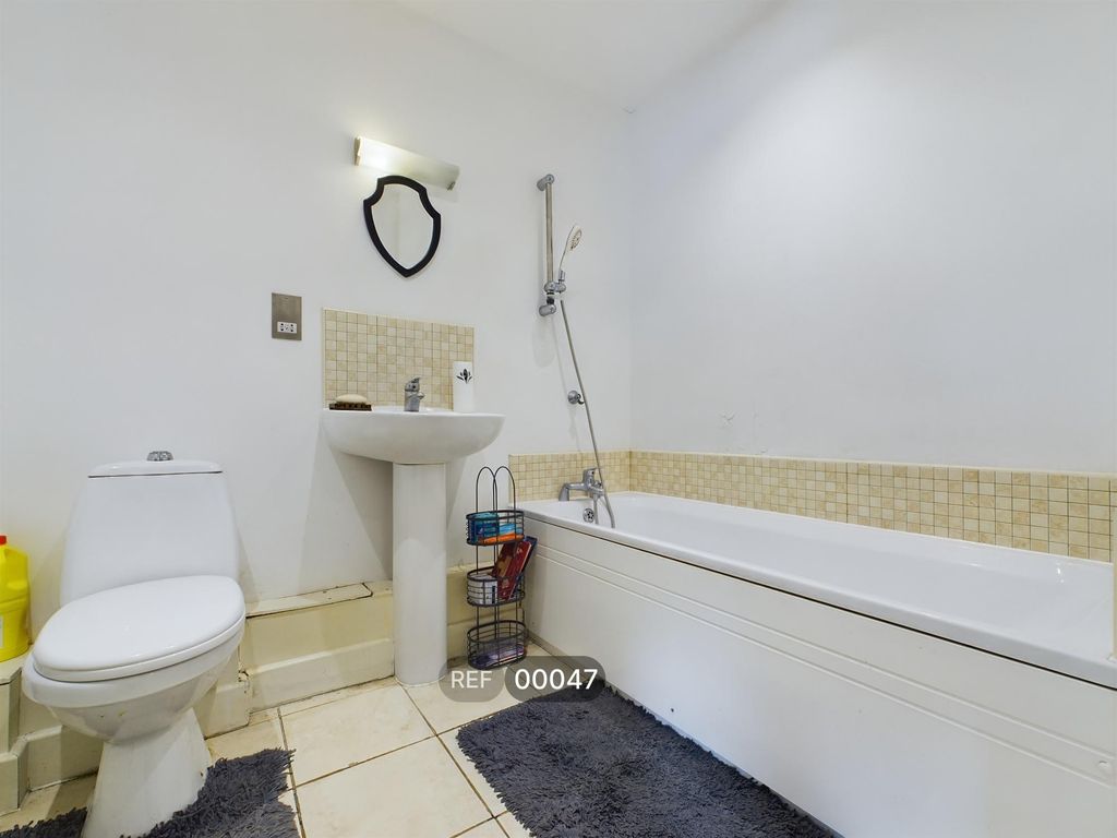 Property photo 3 of 9 Bathroom