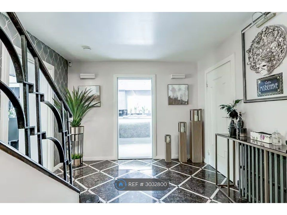 Property photo 3 of 28