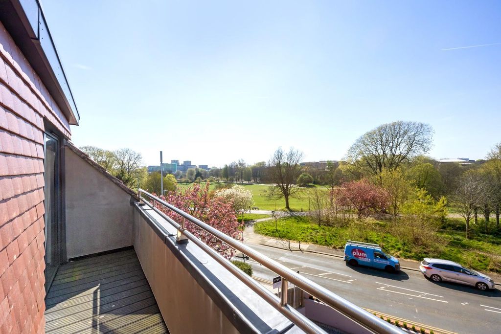 Property photo 3 of 11 Balcony