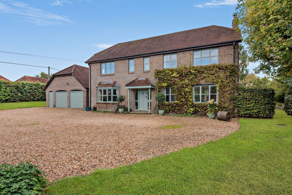 Property photo 1 of 11 Paddock Lodge Front