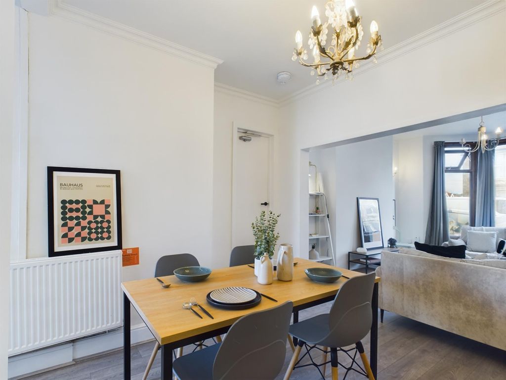 Property photo 3 of 34 A Stylish And Inviting Large Modern Living Room Pe...