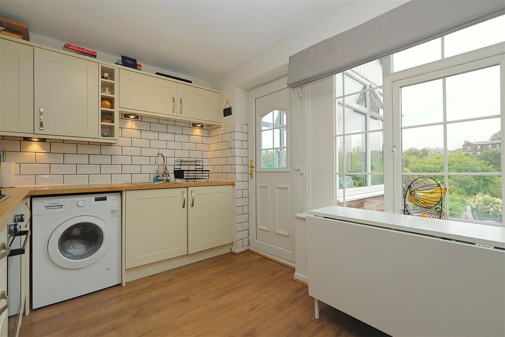 Property photo 3 of 17 Kitchen