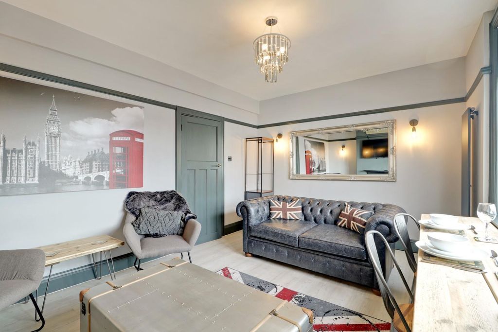 Property photo 3 of 13 High Street, Lounge 4.Jpg