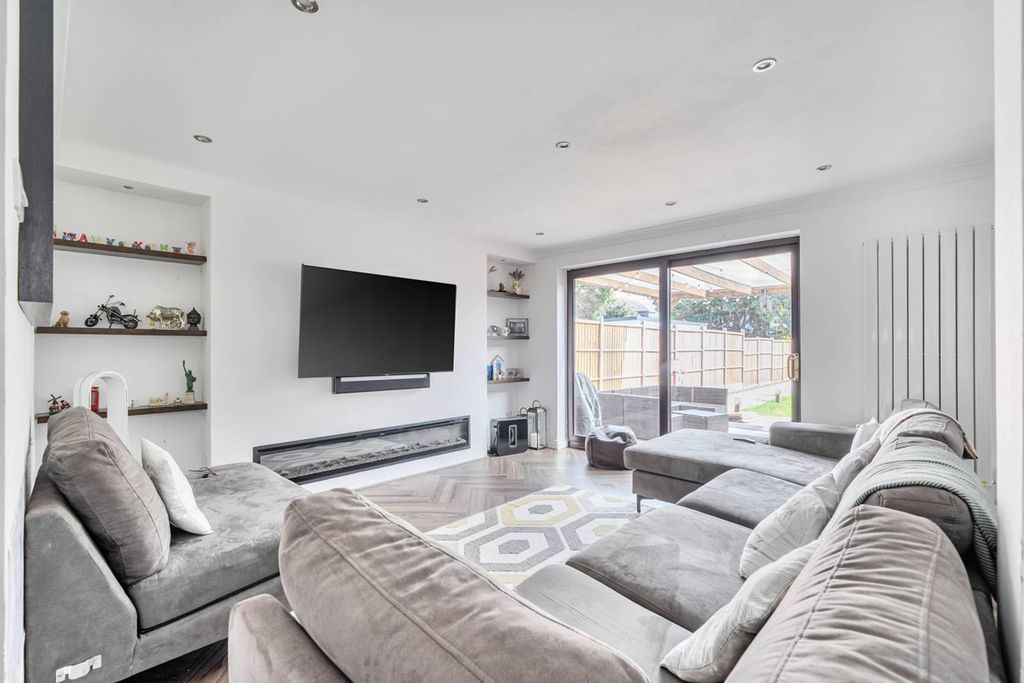 Property photo 2 of 20