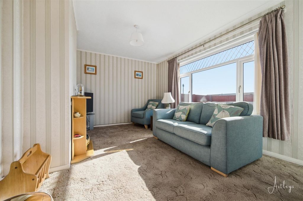 Property photo 2 of 20 Lounge