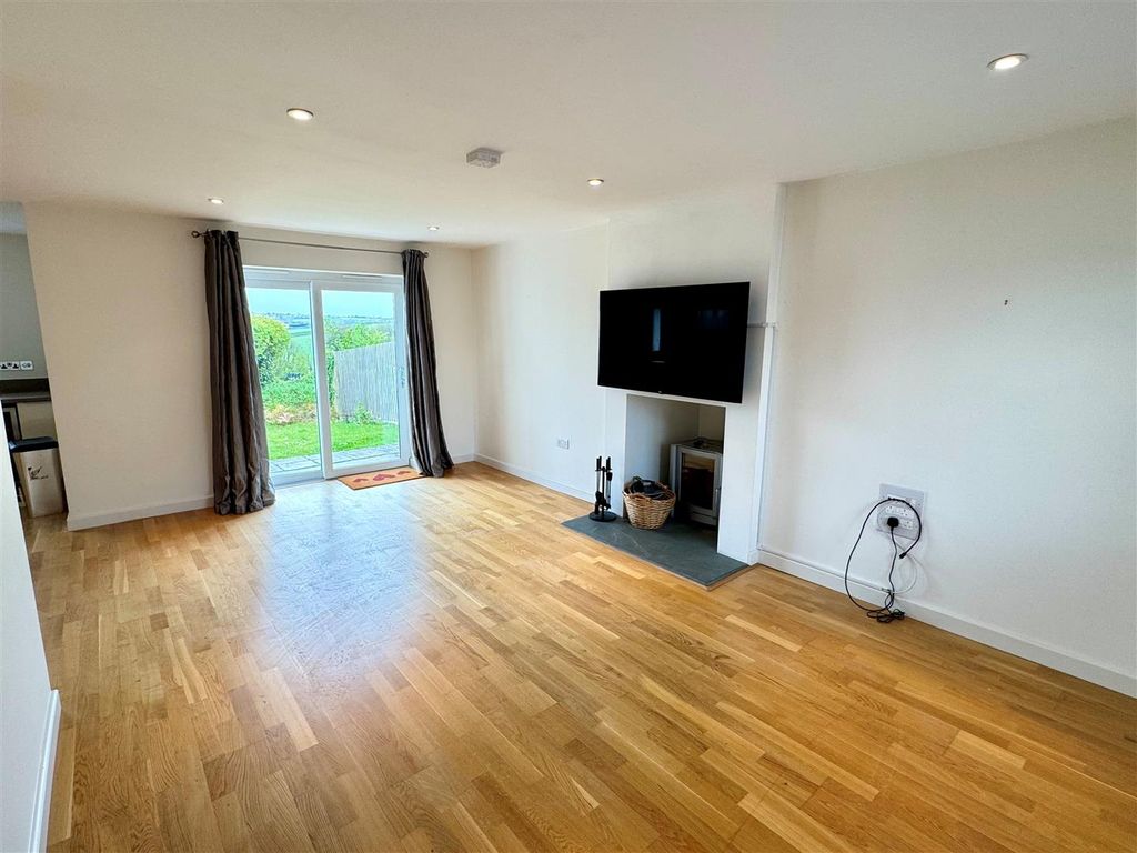 Property photo 3 of 12 10 Tara Vale Lounge