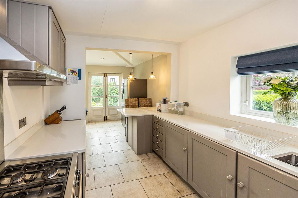 Property photo 3 of 28 37Hephipp-170725-Kitchen.Jpg