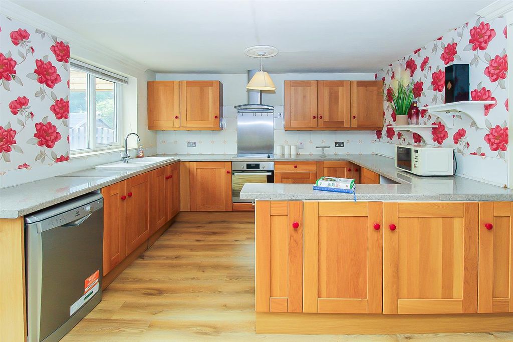 Property photo 3 of 10 Kitchen