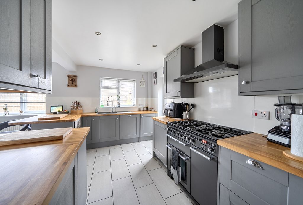 Property photo 3 of 13 1410401-9-6984ba5...