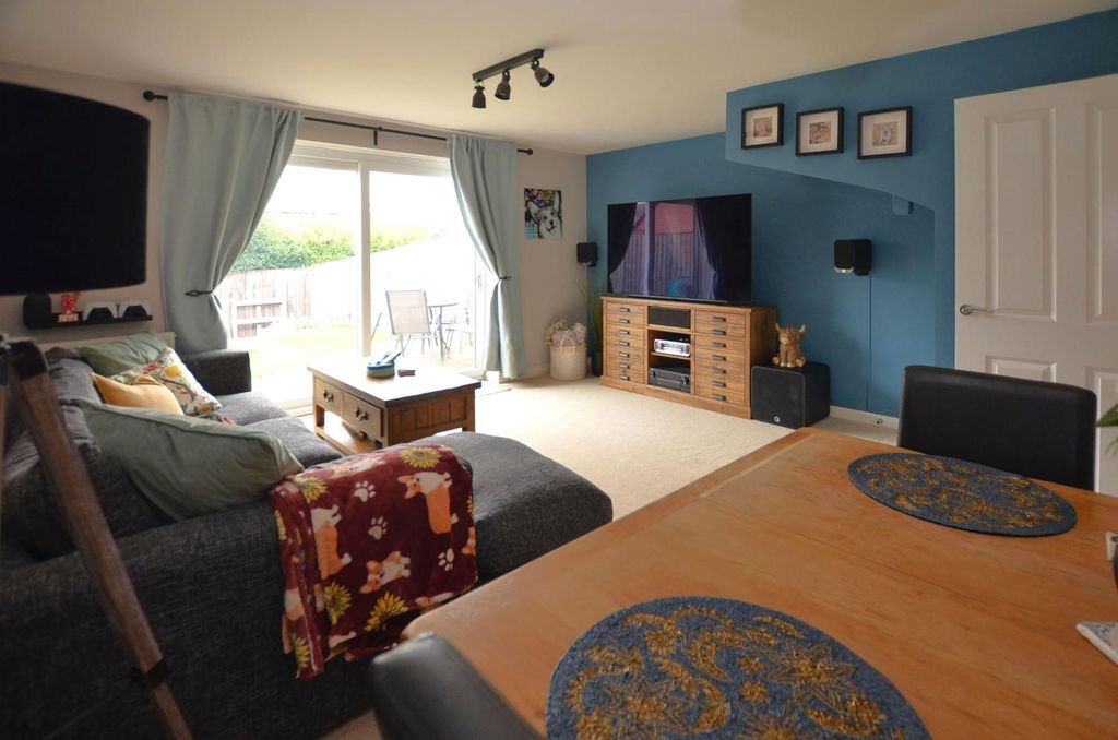 Property photo 3 of 17 Lounge / Diner