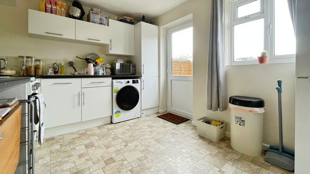 Property photo 2 of 9 Kitchen