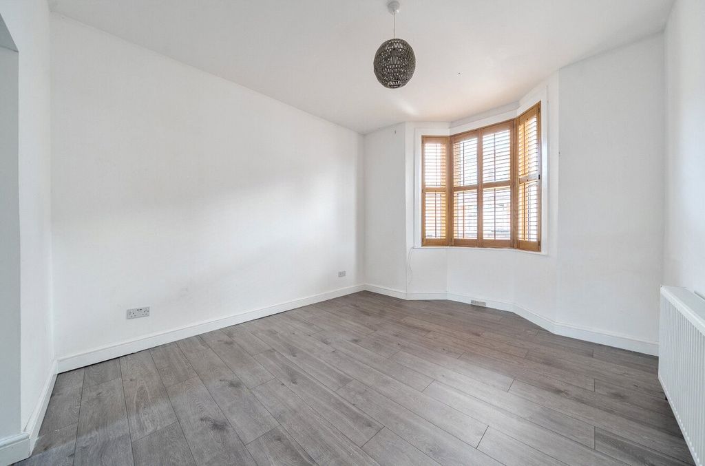 Property photo 3 of 18 1437858-1-69Cabe5...