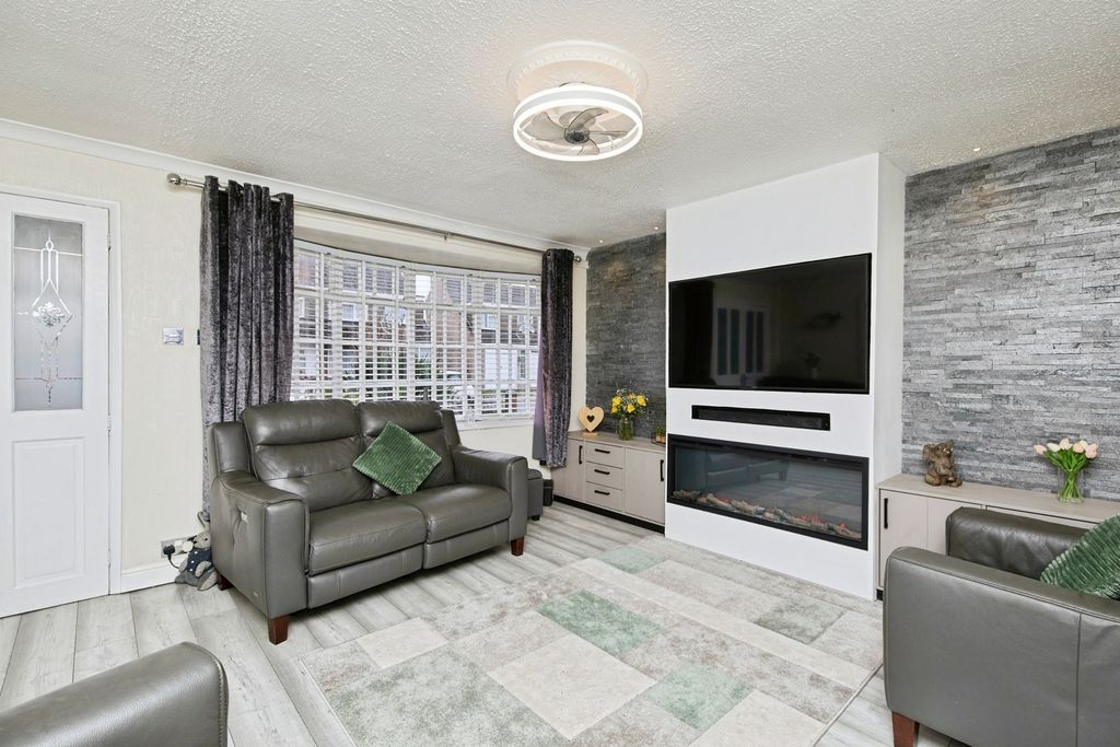 Property photo 2 of 17 Photo