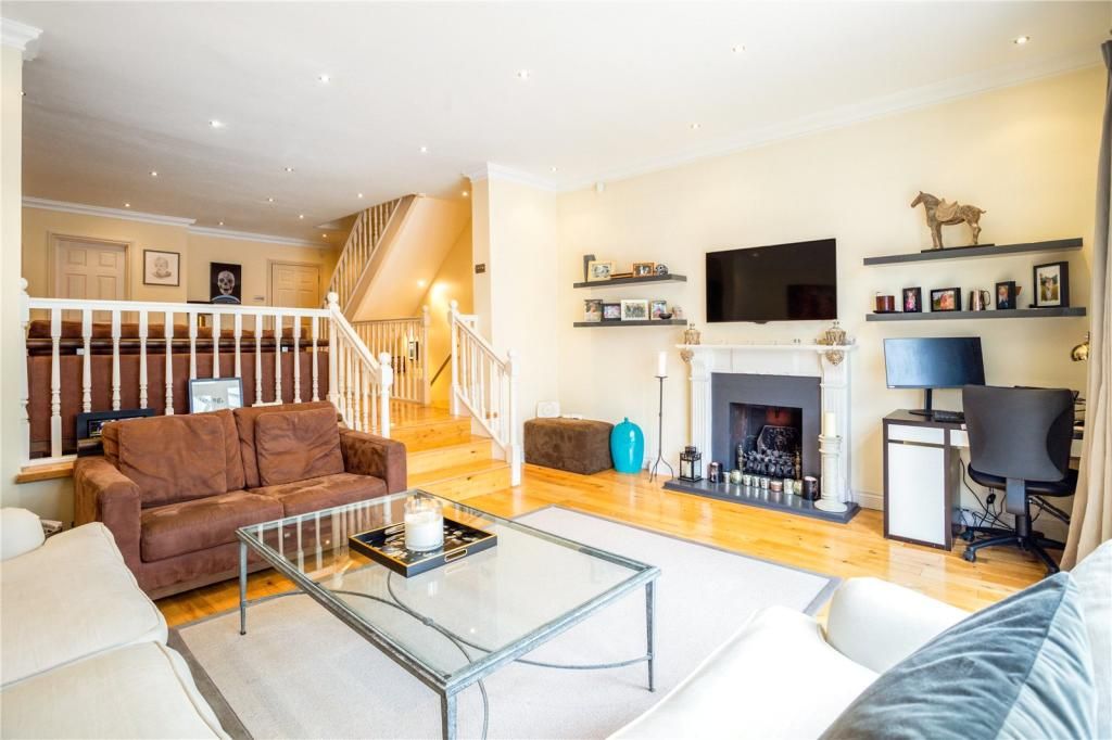Property photo 1 of 17 Crosslands Avenue, Ealing, London, W5