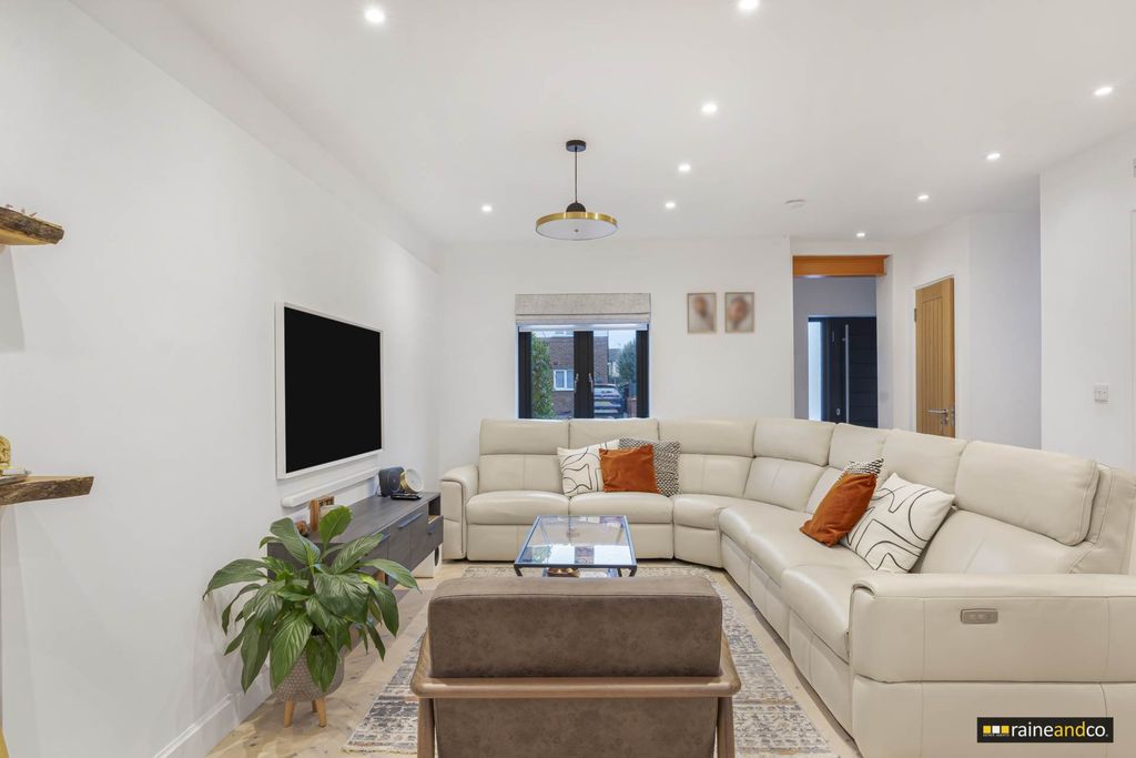 Property photo 2 of 28