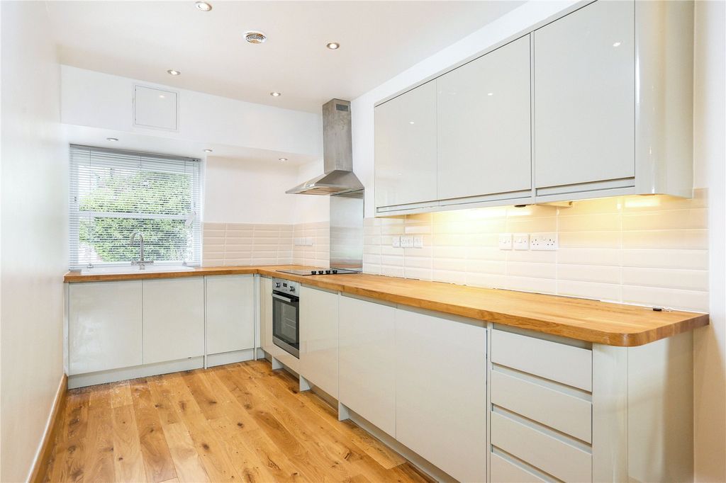 Property photo 3 of 11 Kitchen