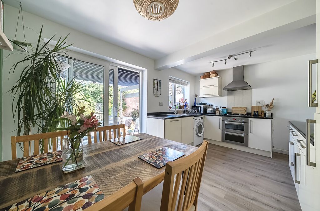 Property photo 3 of 12 1321316-10-686Ec7...