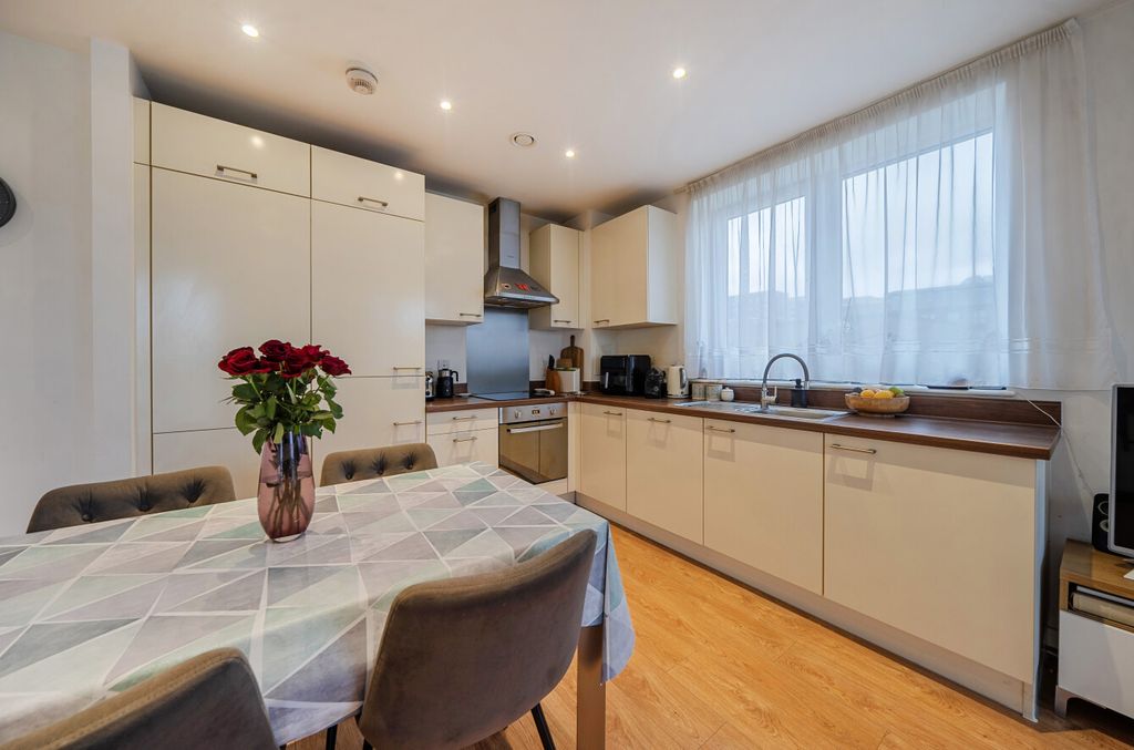 Property photo 3 of 14 1417197-9-699741E...