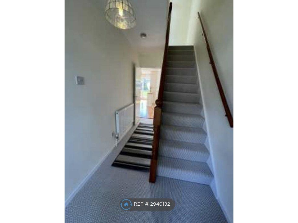 Property photo 3 of 11 Hallway