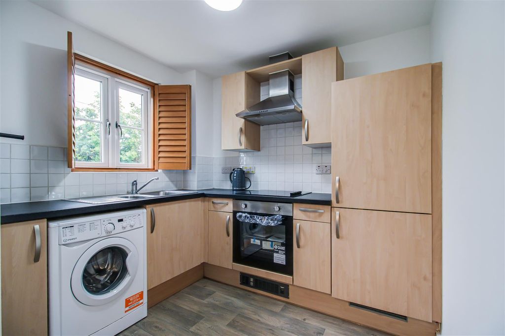 Property photo 3 of 7 Kitchen