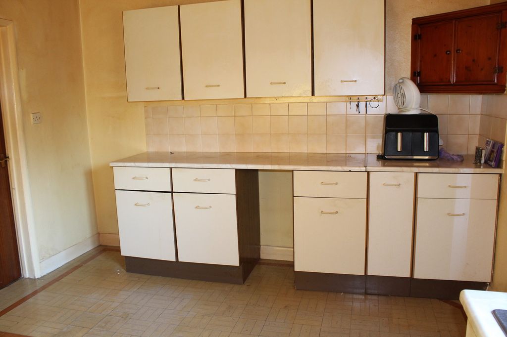 Property photo 3 of 9 Fitted Kitchen Picture 2