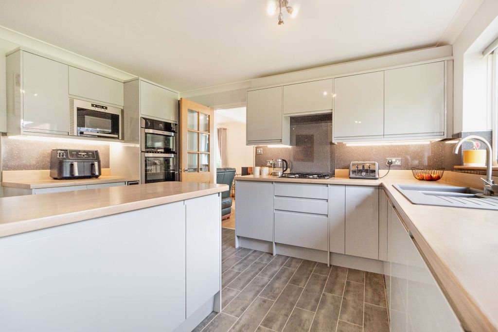 Property photo 3 of 29 8616731-Interior11-800