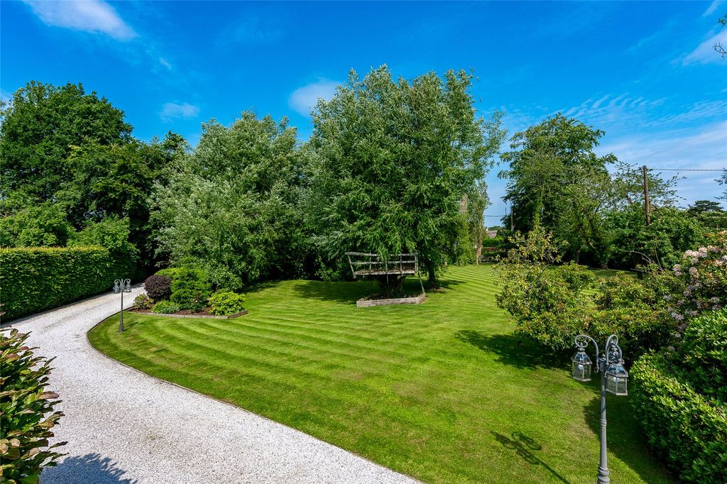 Property photo 2 of 34 Front Garden